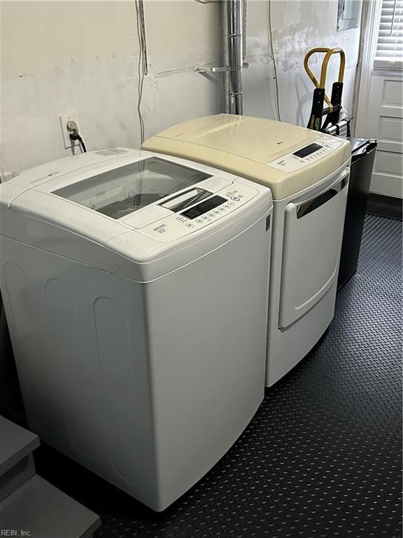 laundry area with washing machine and clothes dryer