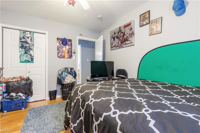 bedroom with ceiling fan, hardwood / wood-style flooring, and a closet