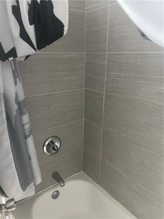 interior details with shower / tub combo