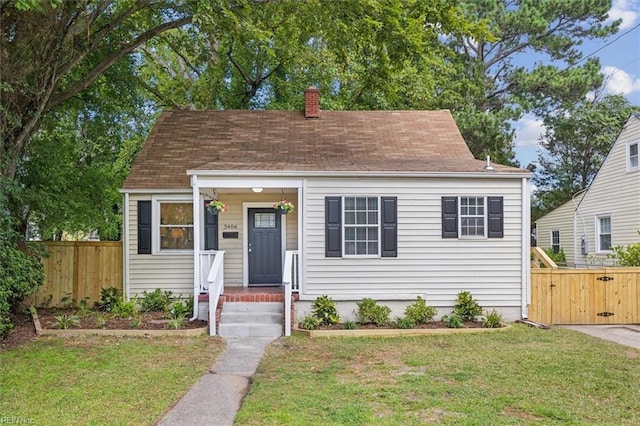 bungalow featuring a front lawn