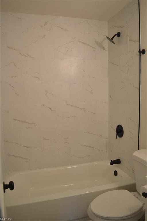 bathroom with tiled shower / bath and toilet