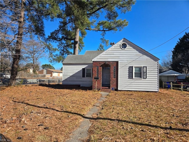 view of front of home featuring a front yard