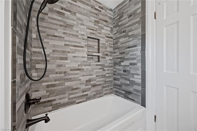 bathroom with tiled shower / bath combo