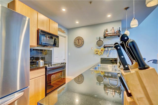 kitchen featuring sink, decorative light fixtures, electric range, stainless steel refrigerator, and backsplash