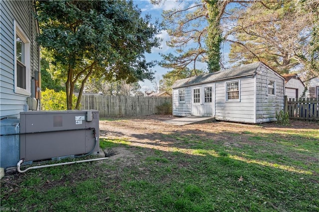 view of yard with an outbuilding