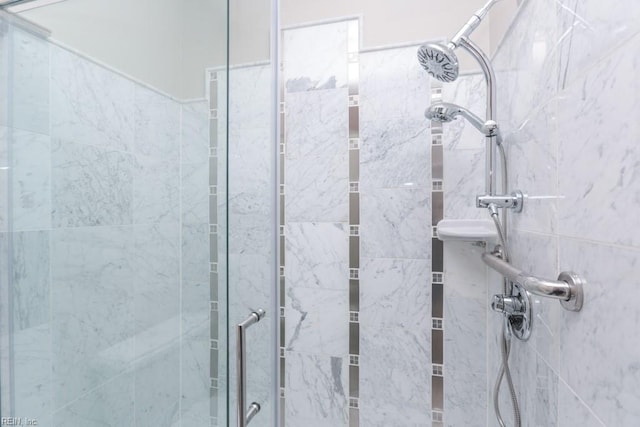 bathroom featuring a tile shower