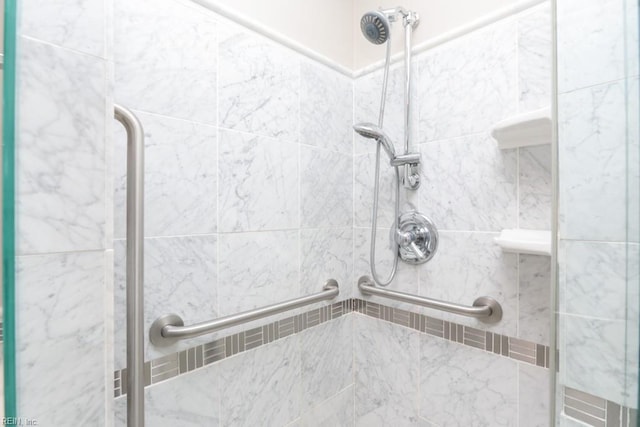 bathroom featuring tiled shower