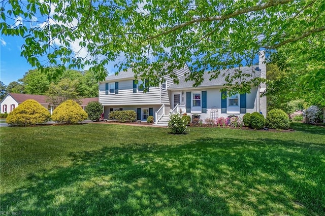 split level home with a front lawn