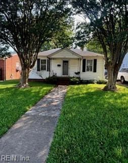 ranch-style home featuring a front lawn