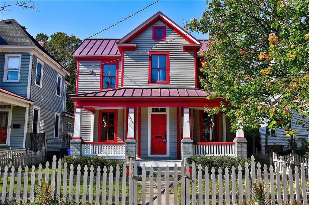 view of front of property featuring covered porch