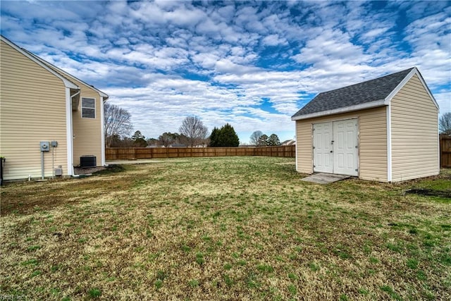 view of yard featuring cooling unit and a shed