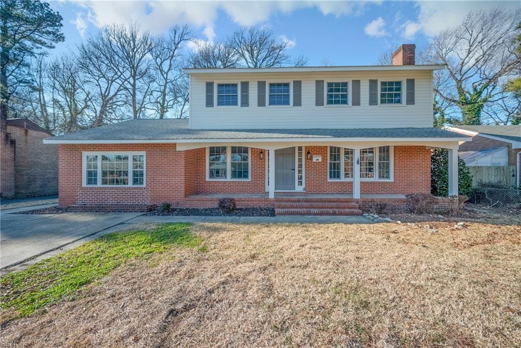 front of property featuring a front yard