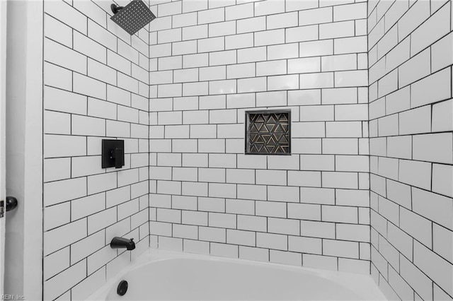 bathroom featuring tiled shower / bath