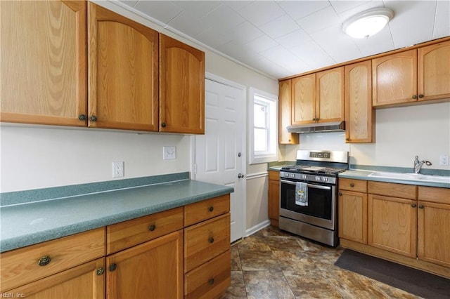 kitchen featuring crown molding, sink, and stainless steel gas range oven