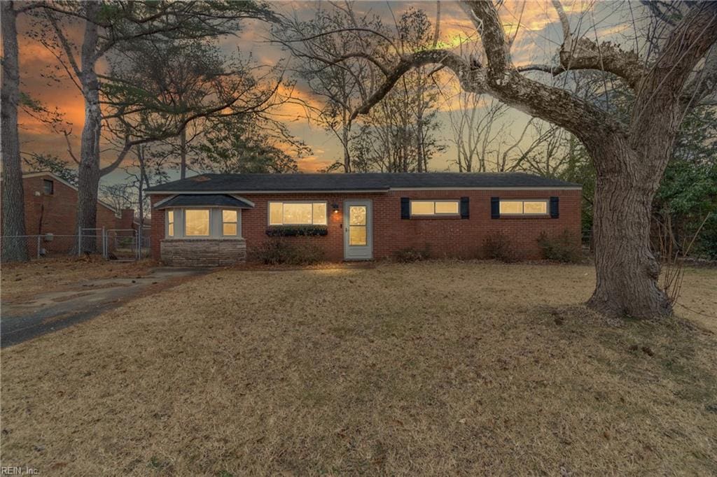 view of front of property featuring a lawn