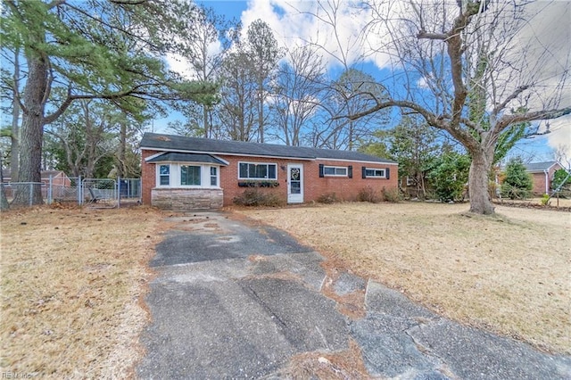 single story home featuring a front yard