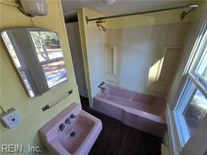 bathroom with shower / tub combination