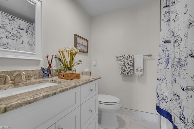 bathroom with curtained shower, toilet, and vanity