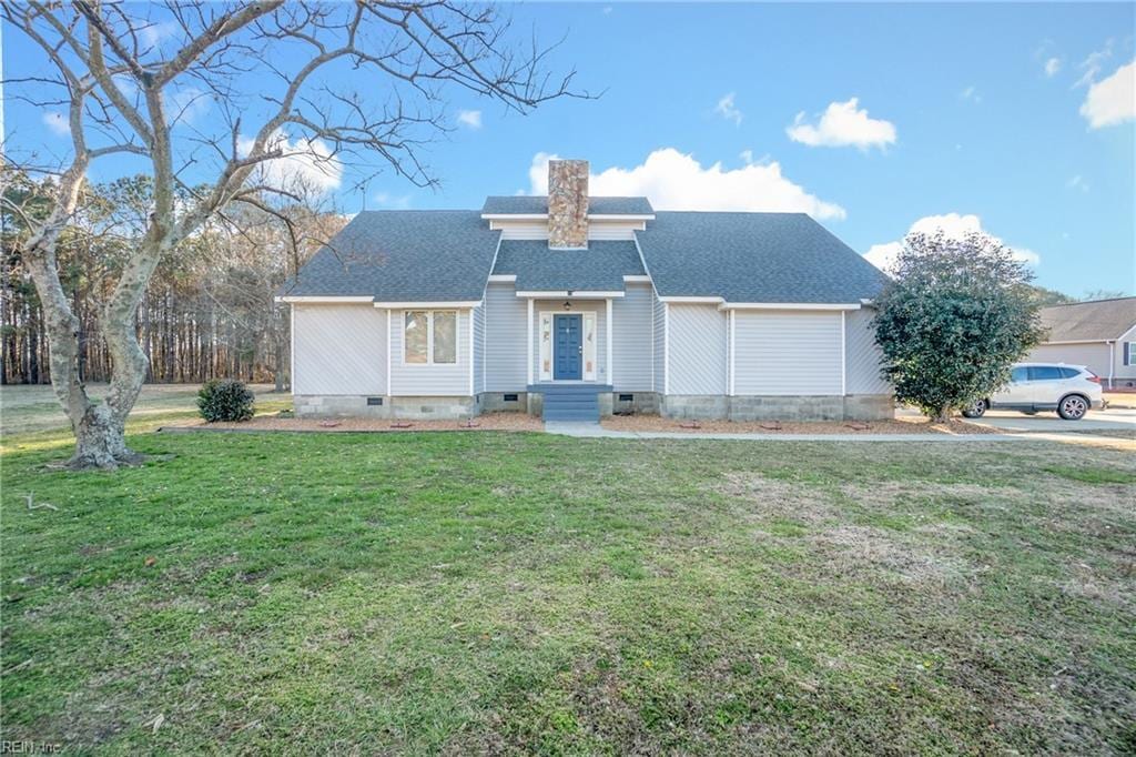 view of front of property featuring a front yard