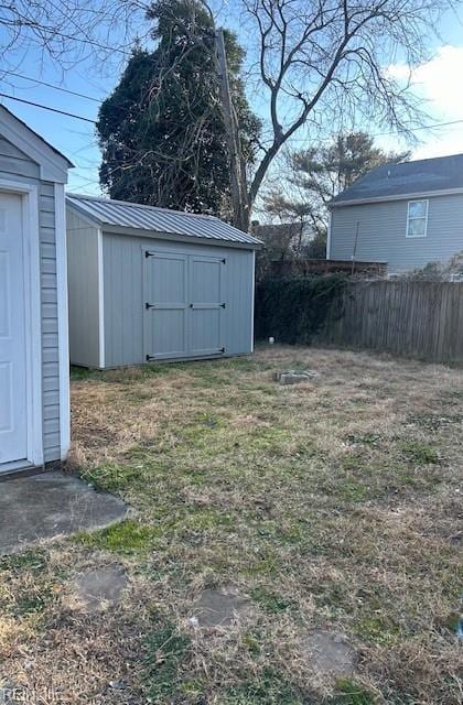 view of yard featuring a storage unit