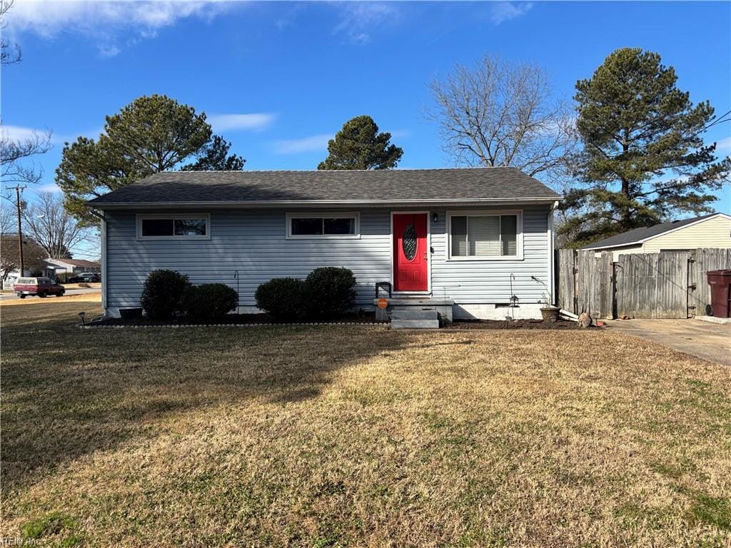 view of front of property with a front lawn