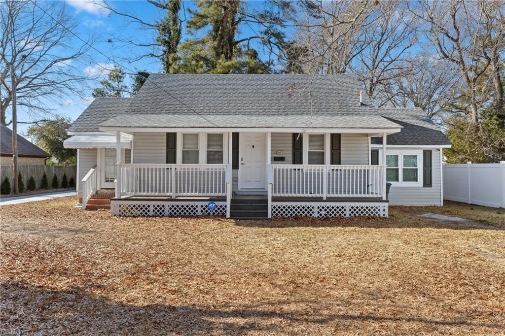 view of front of property featuring a porch