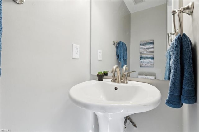 bathroom featuring sink