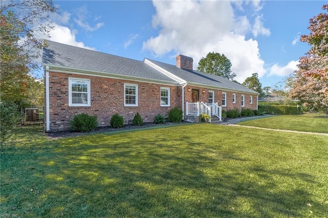 ranch-style home featuring a front lawn