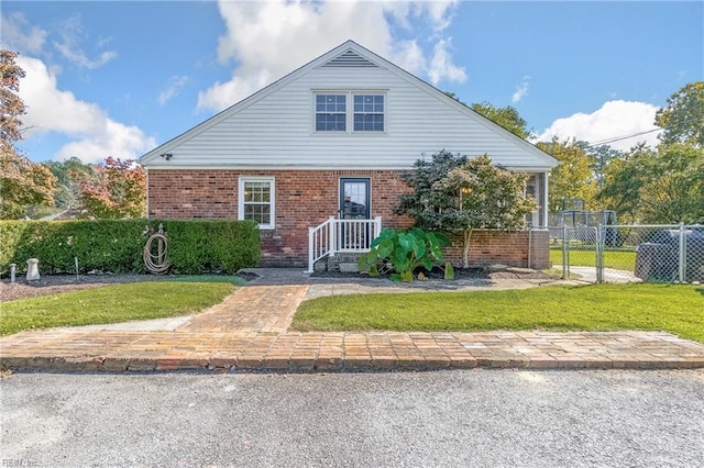 view of front facade with a front lawn