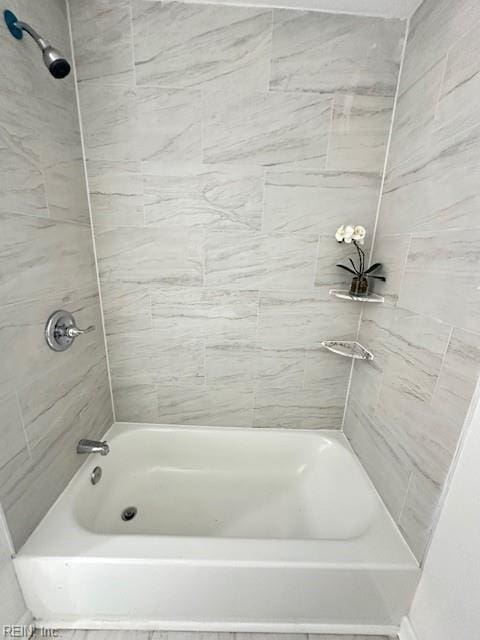 bathroom with tiled shower / bath combo