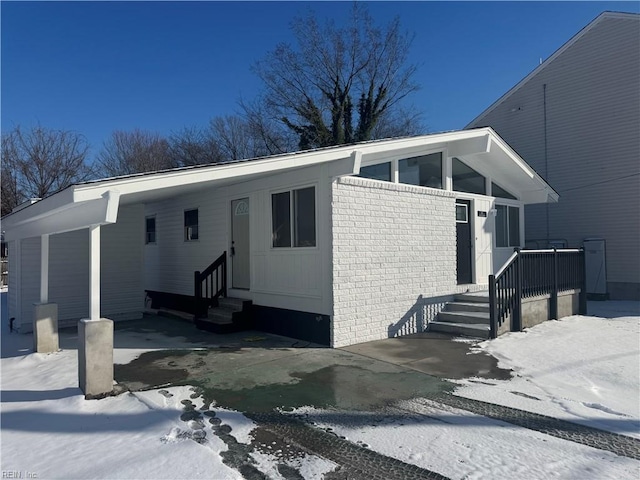 view of front facade featuring a carport