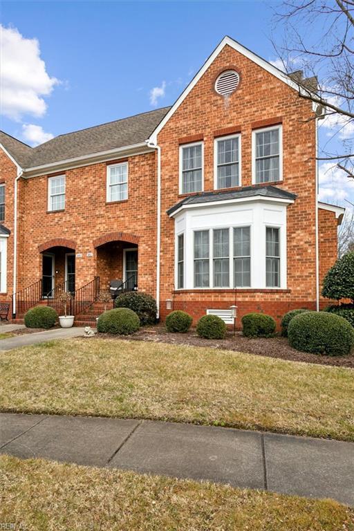 view of front of home with a front lawn