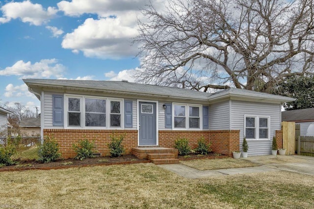 view of front facade featuring a front lawn