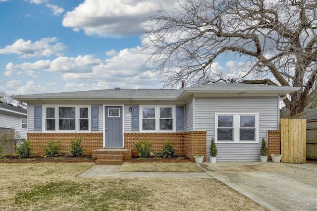 view of front of house featuring a front lawn