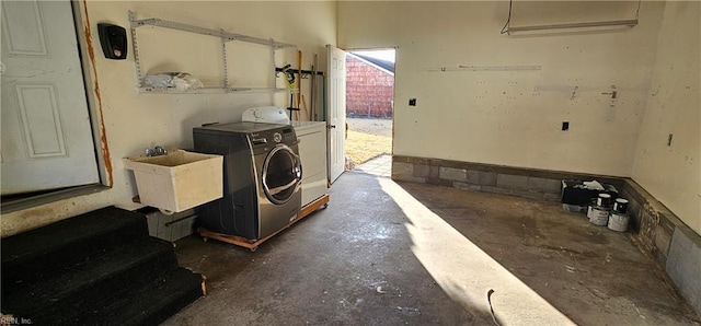 laundry room with sink and independent washer and dryer