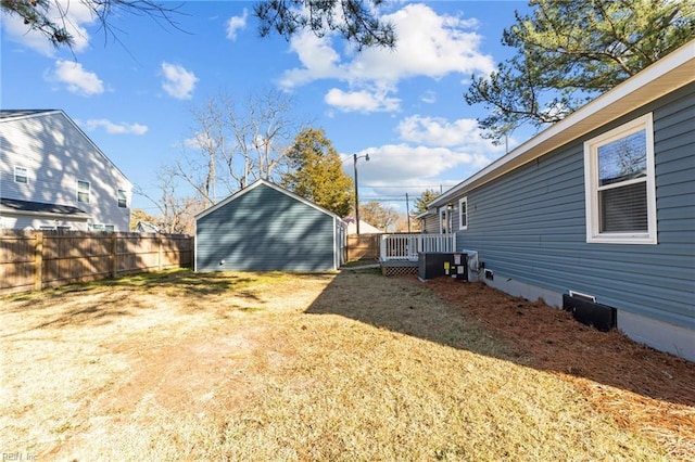 view of yard featuring an outdoor structure