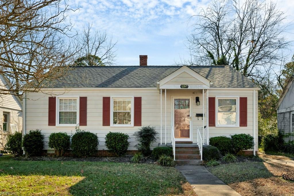 view of front of property with a front lawn