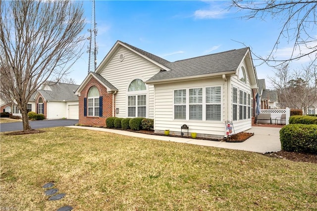 single story home with a front lawn