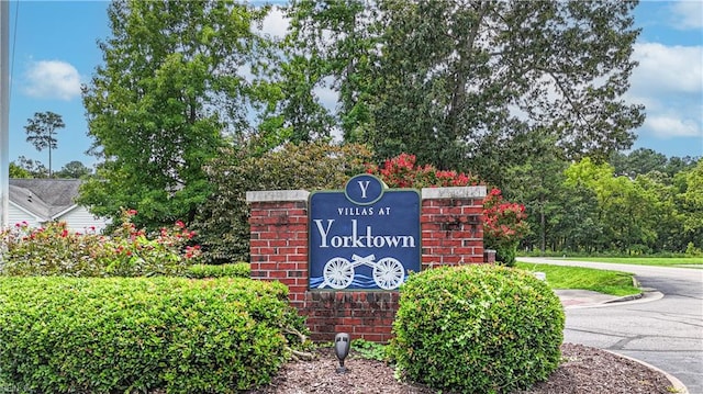 view of community / neighborhood sign