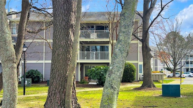 view of front of house featuring a front lawn