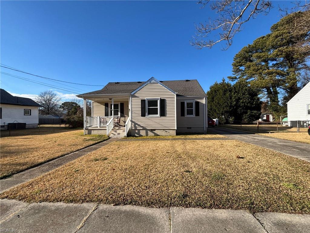 view of front facade featuring a porch and a front yard