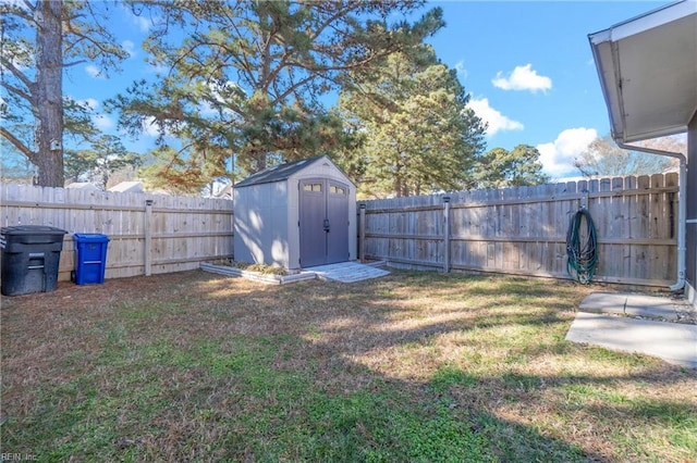 view of yard featuring a storage unit