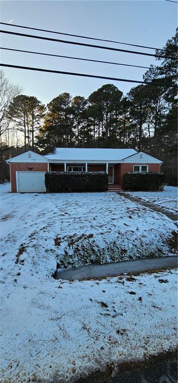 view of front facade with a garage