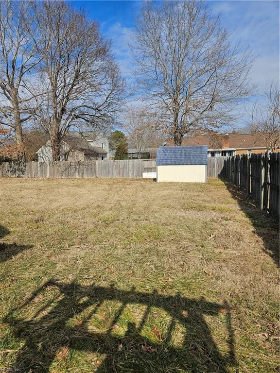 view of yard with a shed