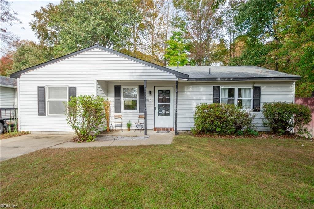 ranch-style home with a front yard