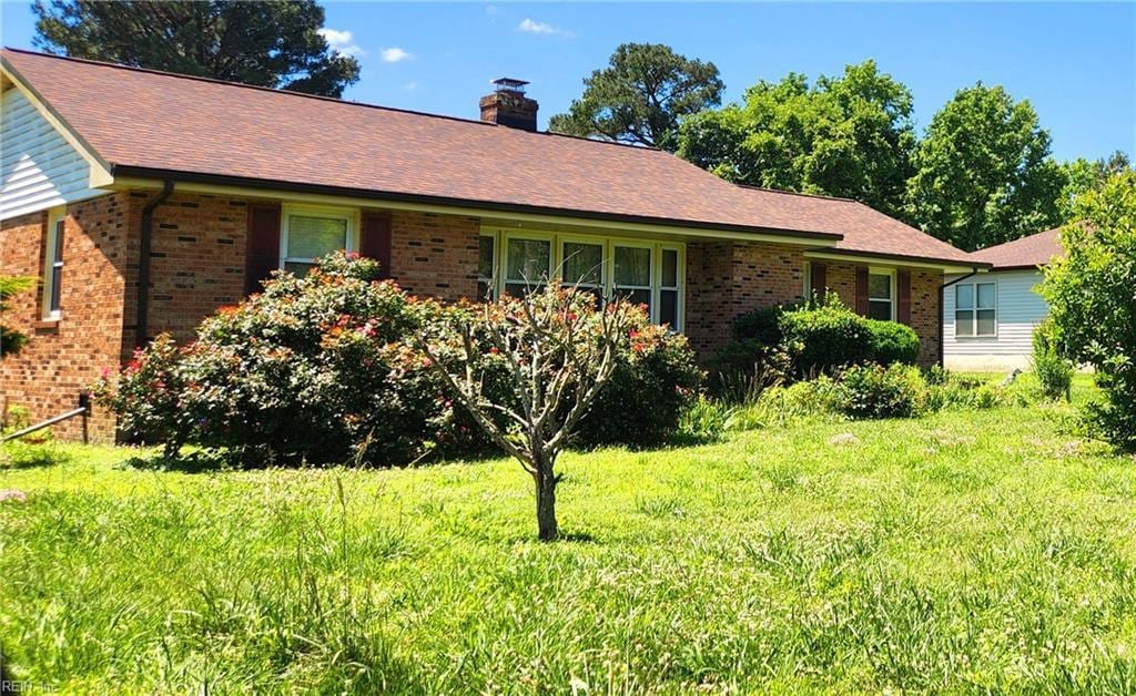 ranch-style house featuring a front lawn