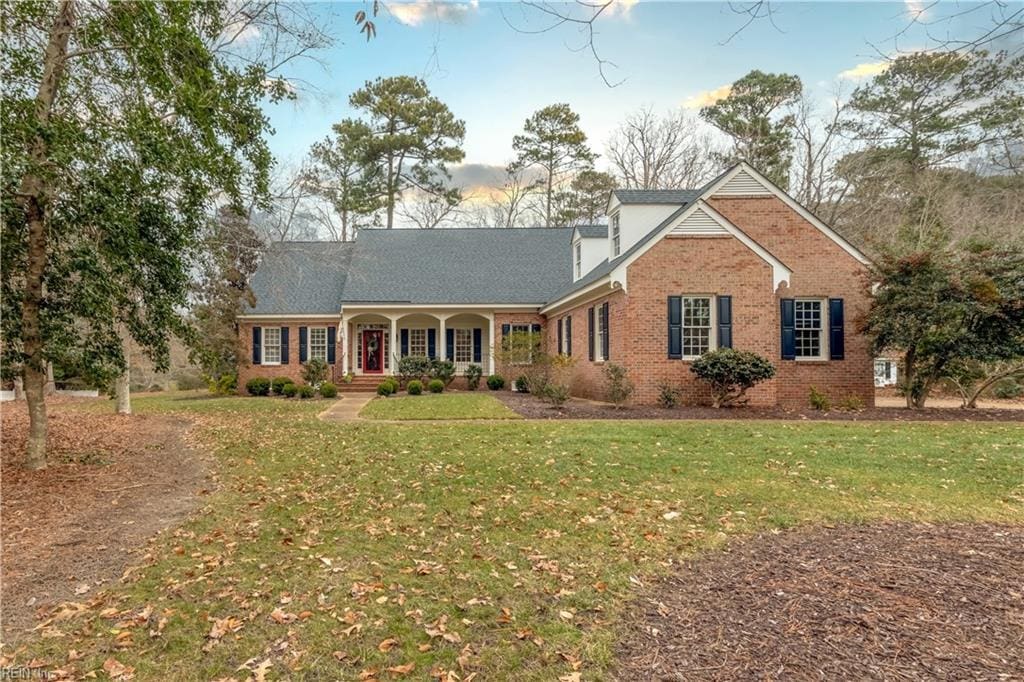 view of front of home featuring a front lawn and a porch