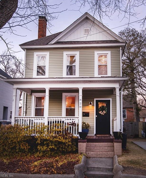 view of front of property with covered porch