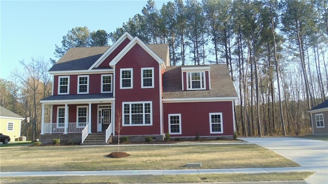 view of front of property featuring a front yard and a porch