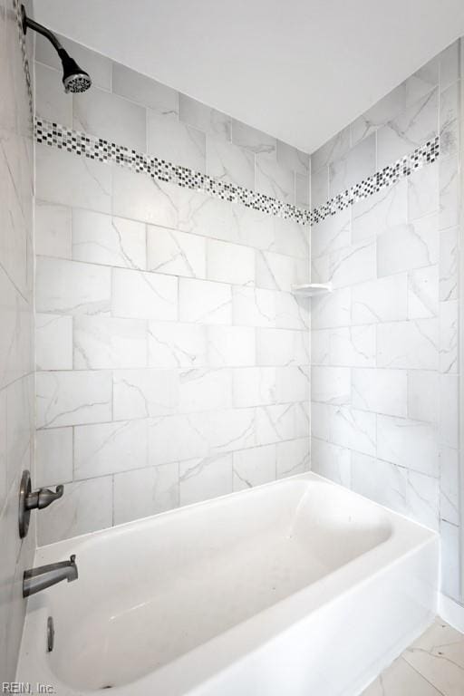 bathroom featuring tiled shower / bath combo